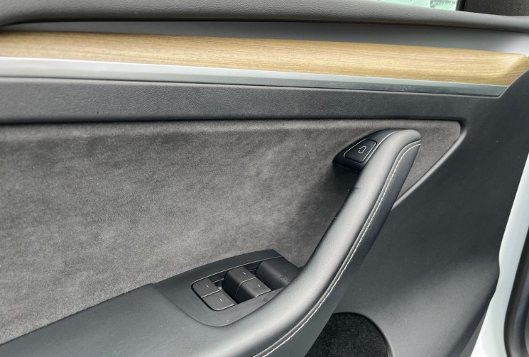 Tesla Model Y Standard RWD Plus MY 22 + option *Pilote automatique pleine capacité*