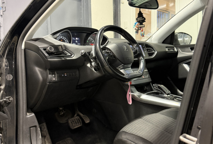 Peugeot 308 EAT8 ACTIVE TOIT PANORAMIQUE / SIEGES CHAUFFANTS DISTRIB OK