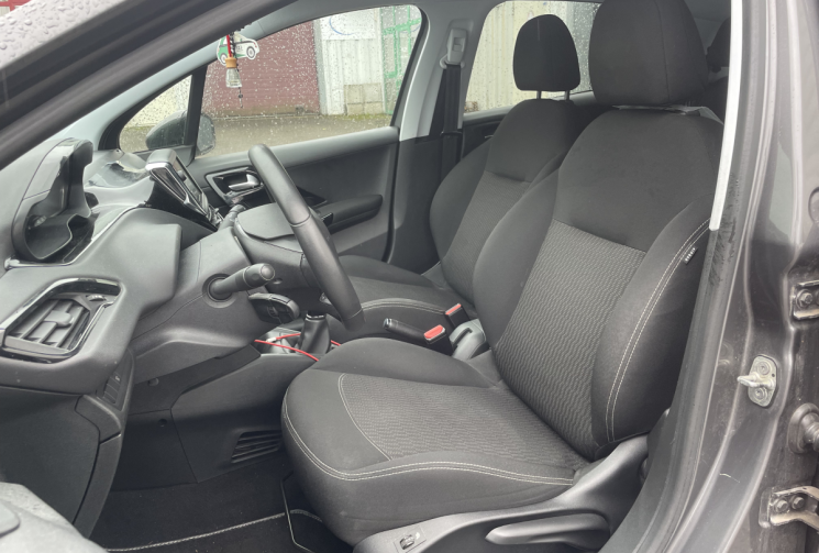 Peugeot 208 1.5 bluehdi 100 ch active Business Sieges chauffants*Apple carplay*Entretien a jour 