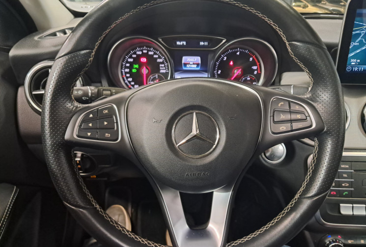 Mercedes GLA 180 D 109 Sensation 7G TOIT OUVRANT- ENTRETIEN A JOUR  - 