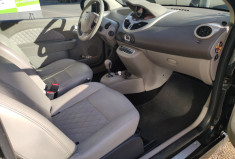 Renault Twingo II Phase 2 / 1.2 i INITIALE  75 cv Boîte auto