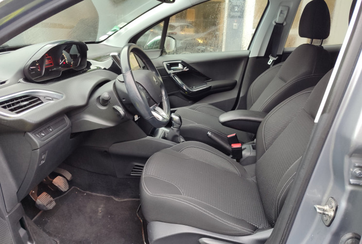 Peugeot 208  1.2 L 82ch Tech Edition / Distribution neuve