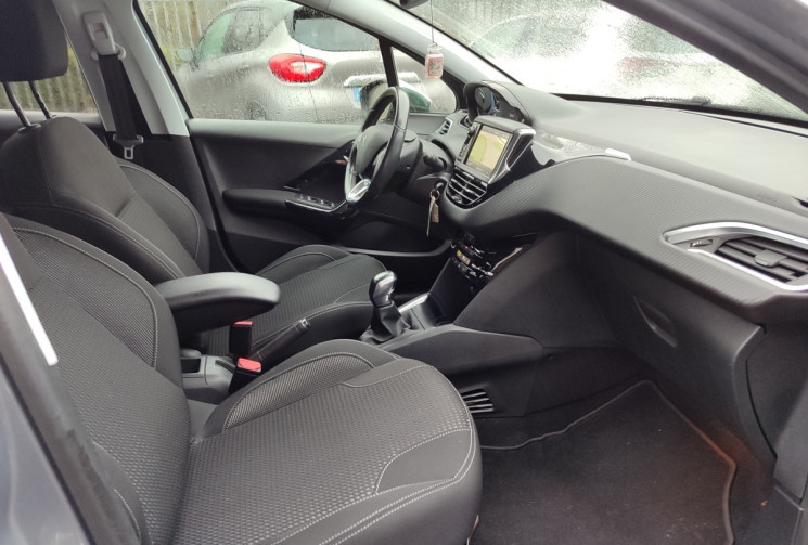 Peugeot 208  1.2 L 82ch Tech Edition / Distribution neuve