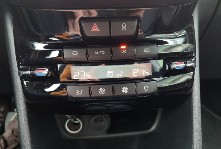 Peugeot 208  1.2 L 82ch Tech Edition / Distribution neuve