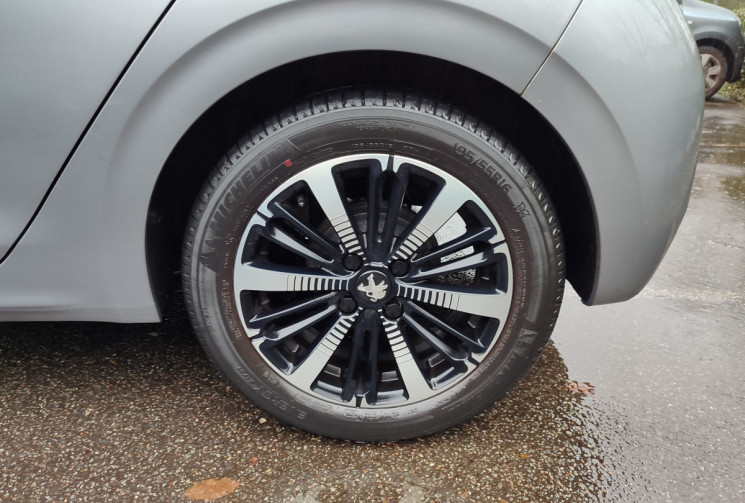 Peugeot 208  1.2 L 82ch Tech Edition / Distribution neuve