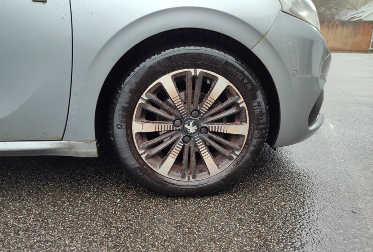 Peugeot 208  1.2 L 82ch Tech Edition / Distribution neuve