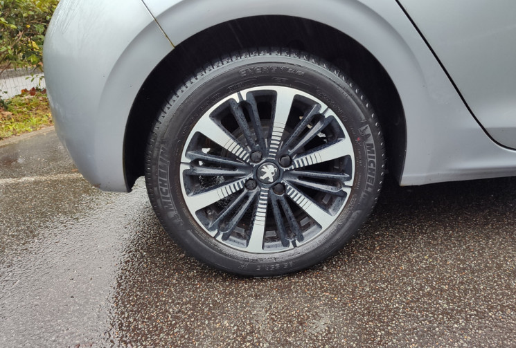 Peugeot 208  1.2 L 82ch Tech Edition / Distribution neuve