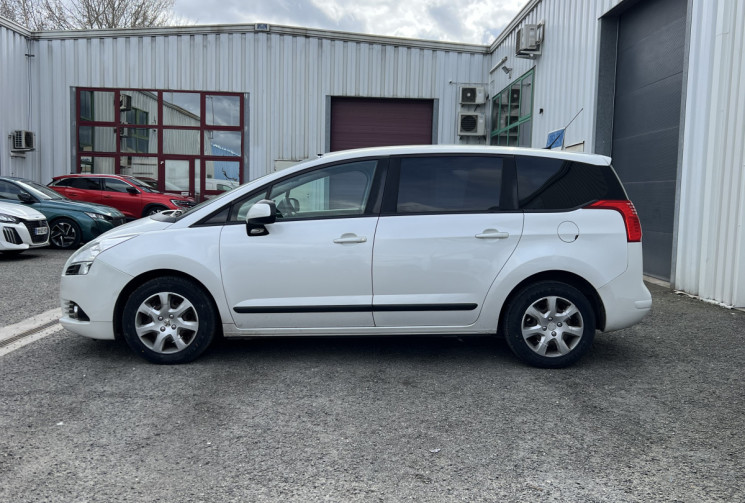 Peugeot 5008 7 places Phase 2 Boîte auto1.6 HDi 115 cv * Attelage * Régulateur * Entretien OK