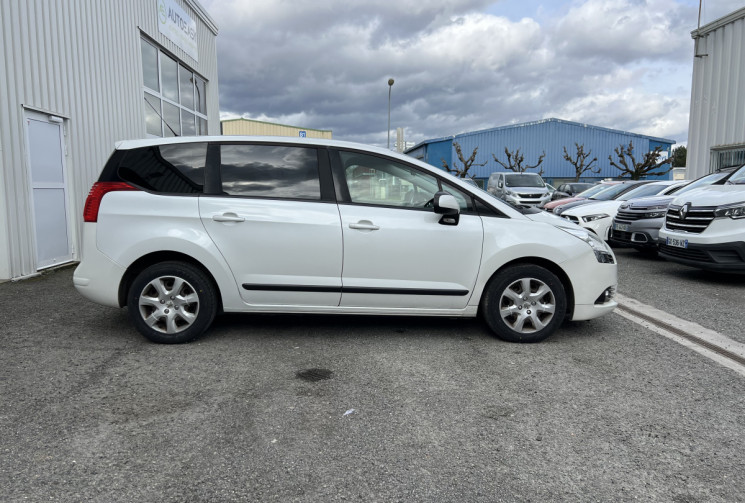 Peugeot 5008 7 places Phase 2 Boîte auto1.6 HDi 115 cv * Attelage * Régulateur * Entretien OK