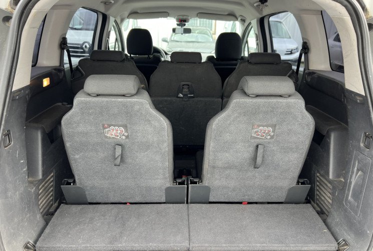 Peugeot 5008 7 places Phase 2 Boîte auto 1.6 HDi 115 cv * Attelage * Régulateur * Entretien OK