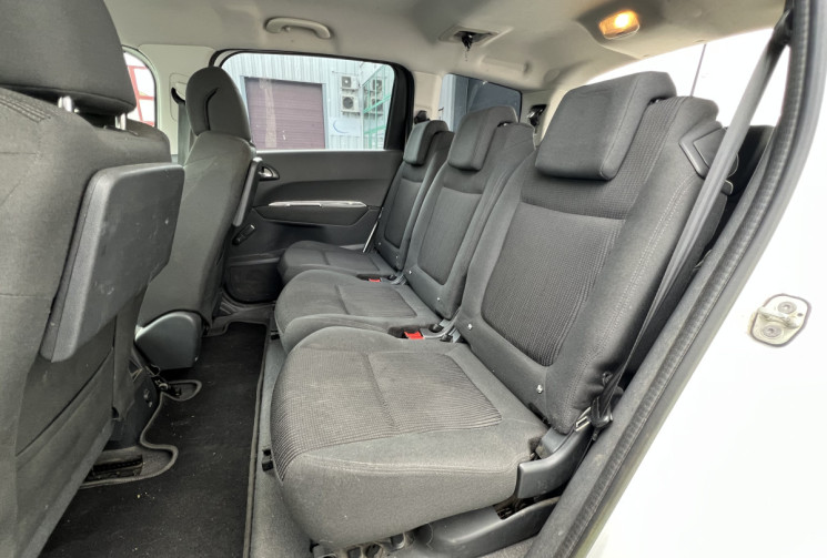 Peugeot 5008 7 places Phase 2 Boîte auto 1.6 HDi 115 cv * Attelage * Régulateur * Entretien OK