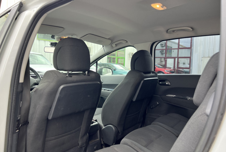 Peugeot 5008 7 places Phase 2 Boîte auto 1.6 HDi 115 cv * Attelage * Régulateur * Entretien OK