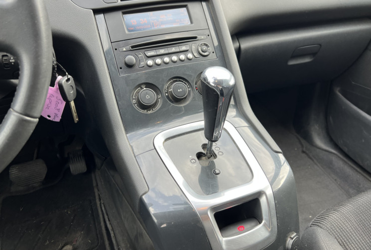 Peugeot 5008 7 places Phase 2 Boîte auto1.6 HDi 115 cv * Attelage * Régulateur * Entretien OK