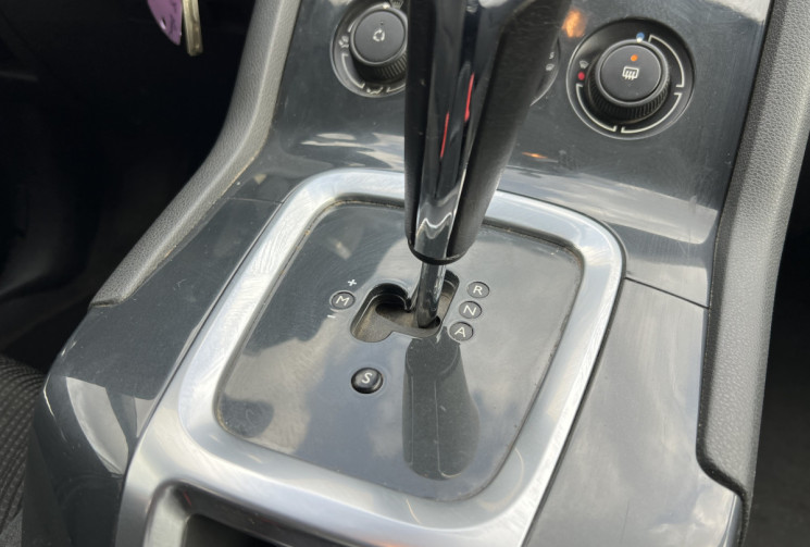 Peugeot 5008 7 places Phase 2 Boîte auto 1.6 HDi 115 cv * Attelage * Régulateur * Entretien OK