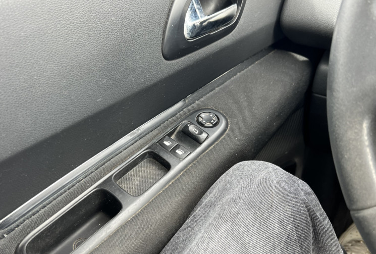 Peugeot 5008 7 places Phase 2 Boîte auto 1.6 HDi 115 cv * Attelage * Régulateur * Entretien OK