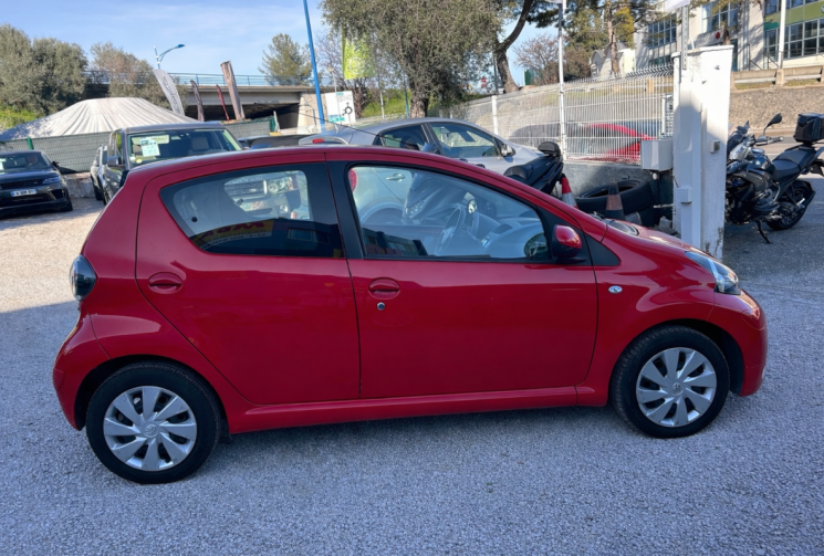 Toyota Aygo (2) 1.0 VVT-I 68 Ch DYNAMIC 5P * 1ER MAIN * FAIBLE KILOMETRAGE *