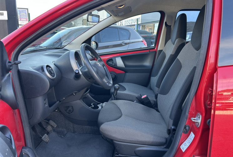 Toyota Aygo (2) 1.0 VVT-I 68 Ch DYNAMIC 5P * 1ER MAIN * FAIBLE KILOMETRAGE *