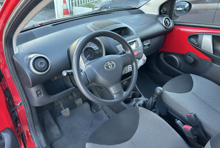 Toyota Aygo (2) 1.0 VVT-I 68 Ch DYNAMIC 5P * 1ER MAIN * FAIBLE KILOMETRAGE *