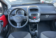 Toyota Aygo (2) 1.0 VVT-I 68 Ch DYNAMIC 5P * 1ER MAIN * FAIBLE KILOMETRAGE *