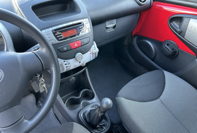 Toyota Aygo (2) 1.0 VVT-I 68 Ch DYNAMIC 5P * 1ER MAIN * FAIBLE KILOMETRAGE *