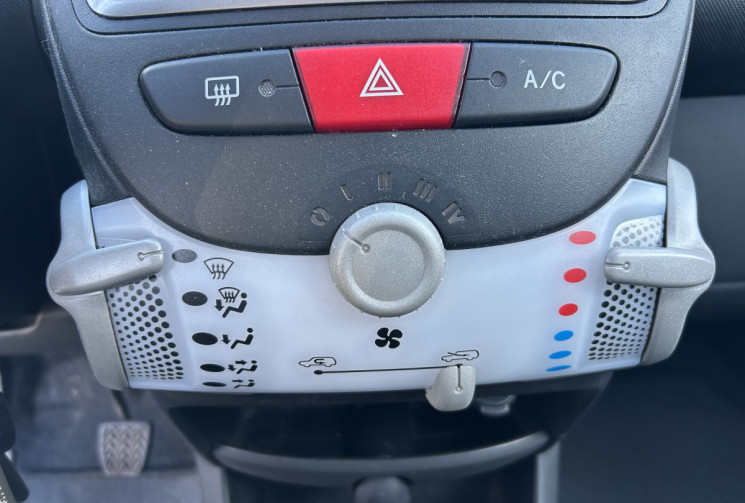 Toyota Aygo (2) 1.0 VVT-I 68 Ch DYNAMIC 5P * 1ER MAIN * FAIBLE KILOMETRAGE *