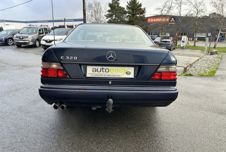 Mercedes CLASSE E W124 Coupé 320 3.2 i 220 CV Carnet entretien d'origine + factures