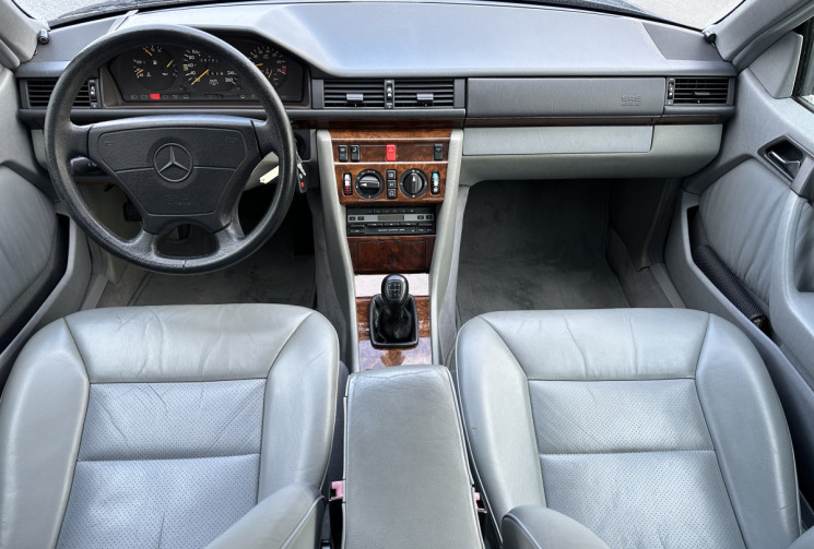 Mercedes CLASSE E W124 Coupé 320 3.2 i 220 CV Carnet entretien d'origine + factures