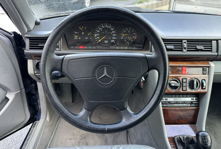 Mercedes CLASSE E W124 Coupé 320 3.2 i 220 CV Carnet entretien d'origine + factures