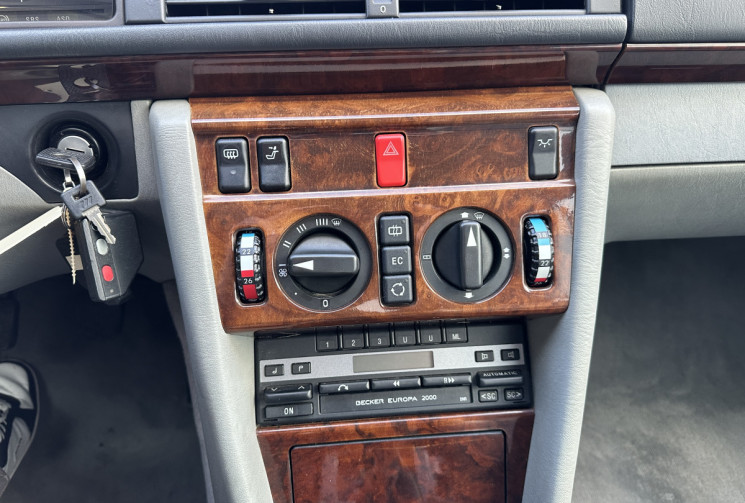 Mercedes CLASSE E W124 Coupé 320 3.2 i 220 CV Carnet entretien d'origine + factures