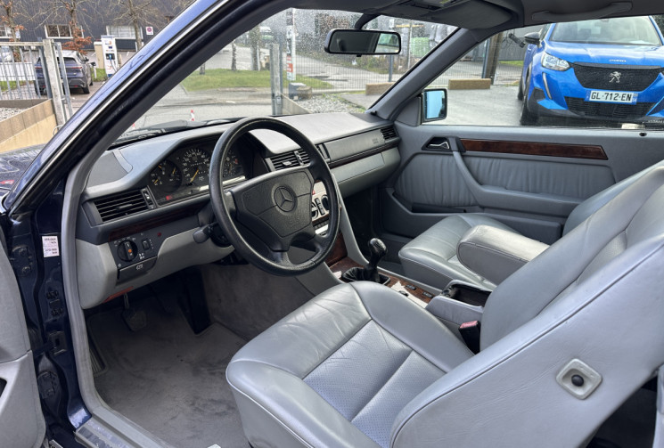 Mercedes CLASSE E W124 Coupé 320 3.2 i 220 CV Carnet entretien d'origine + factures