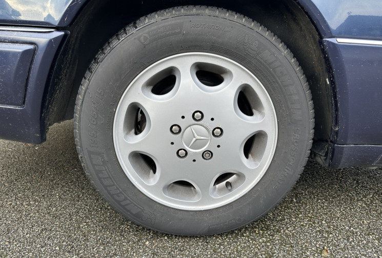 Mercedes CLASSE E W124 Coupé 320 3.2 i 220 CV Carnet entretien d'origine + factures