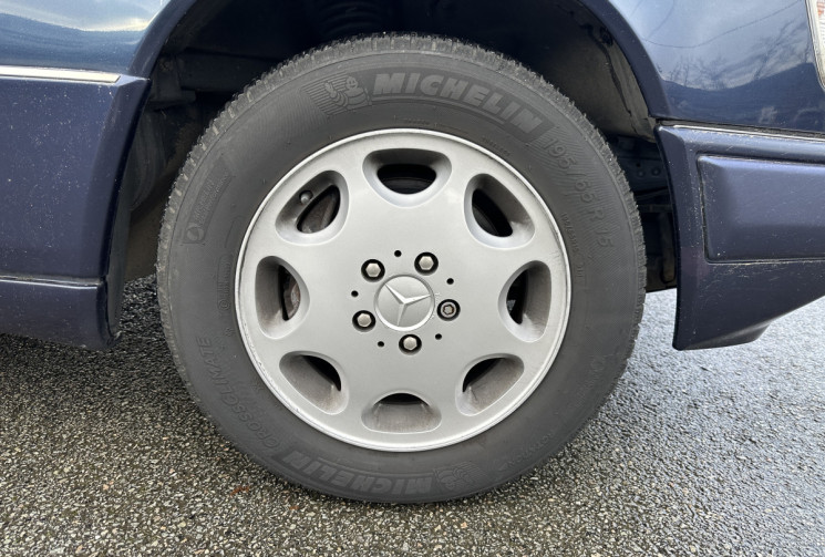 Mercedes CLASSE E W124 Coupé 320 3.2 i 220 CV Carnet entretien d'origine + factures