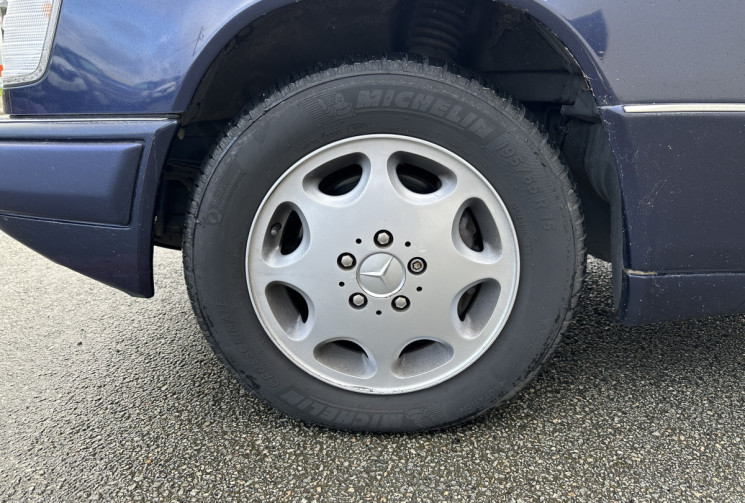 Mercedes CLASSE E W124 Coupé 320 3.2 i 220 CV Carnet entretien d'origine + factures