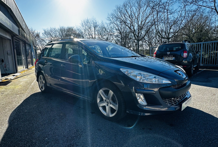 Peugeot 308 SW 2.0 HDI 135ch Féline 7 places / Attelage / Entretien suivi