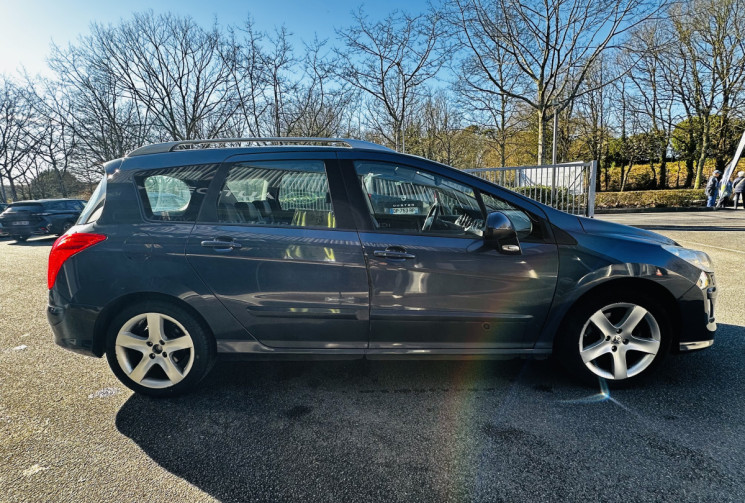 Peugeot 308 SW 2.0 HDI 135ch Féline 7 places / Attelage / Entretien suivi