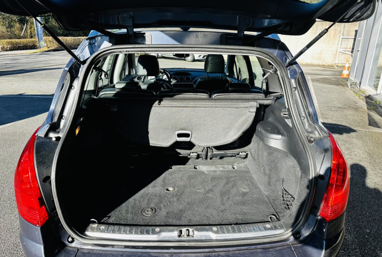 Peugeot 308 SW 2.0 HDI 135ch Féline 7 places / Attelage / Entretien suivi