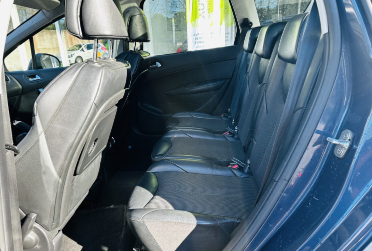 Peugeot 308 SW 2.0 HDI 135ch Féline 7 places / Attelage / Entretien suivi