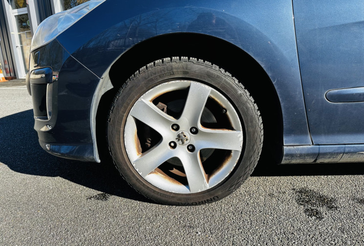 Peugeot 308 SW 2.0 HDI 135ch Féline 7 places / Attelage / Entretien suivi