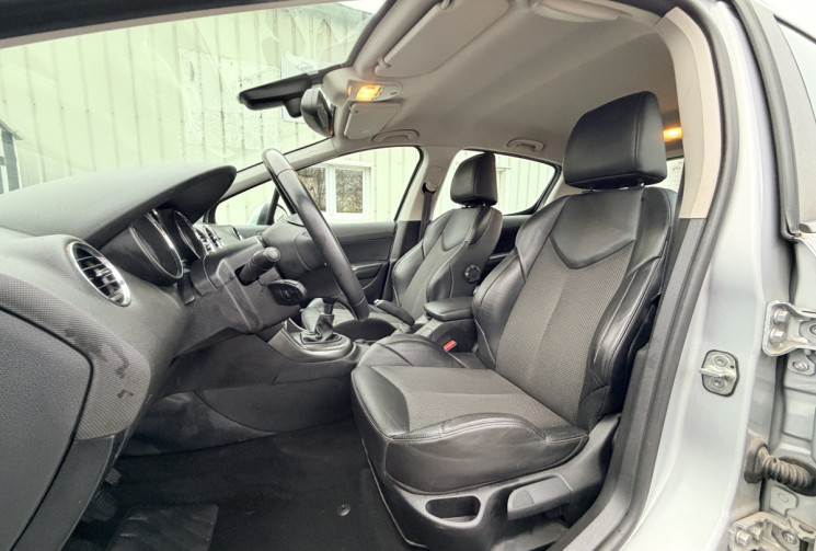 Peugeot 308 1.6 VTi 16v 120 ch D-Sign 5p * 42 000 Km * GPS * Siège Tissu & Sim Cuir * Jantes Alu R17