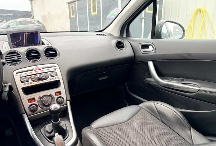 Peugeot 308 1.6 VTi 16v 120 ch D-Sign 5p * 42 000 Km * GPS * Siège Tissu & Sim Cuir * Jantes Alu R17