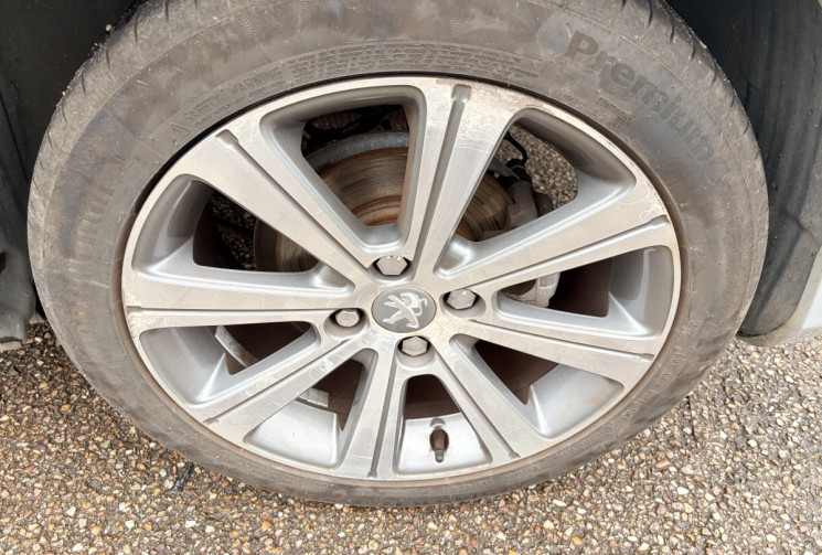 Peugeot 308 1.6 VTi 16v 120 ch D-Sign 5p * 42 000 Km * GPS * Siège Tissu & Sim Cuir * Jantes Alu R17