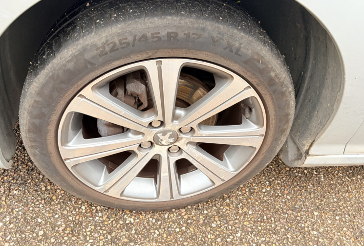 Peugeot 308 1.6 VTi 16v 120 ch D-Sign 5p * 42 000 Km * GPS * Siège Tissu & Sim Cuir * Jantes Alu R17