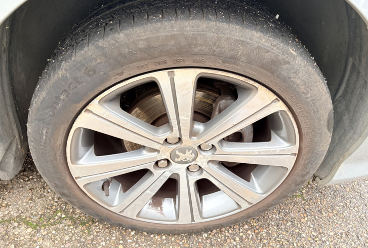 Peugeot 308 1.6 VTi 16v 120 ch D-Sign 5p * 42 000 Km * GPS * Siège Tissu & Sim Cuir * Jantes Alu R17