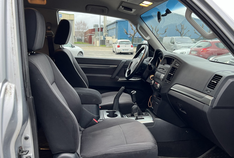 Mitsubishi Pajero 4 SPORT BLACK Short Wagon 200 cv 3.2 DI-D 4WD * Garantie 12 Mois * Très faible Km