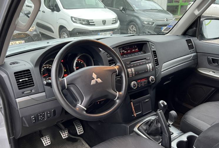 Mitsubishi Pajero 4 SPORT BLACK Short Wagon 200 cv 3.2 DI-D 4WD * Garantie 12 Mois * Très faible Km