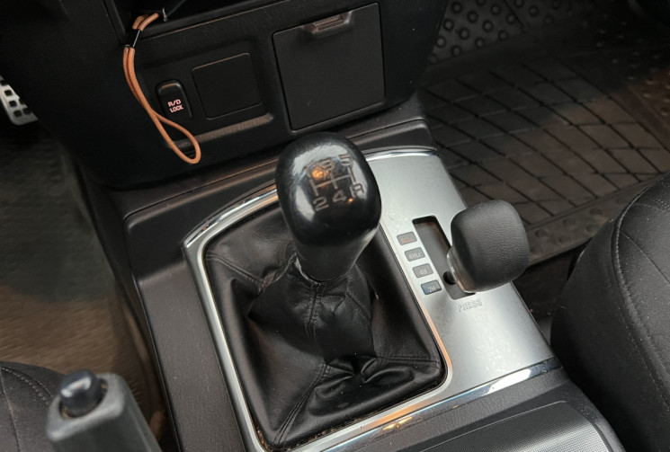 Mitsubishi Pajero 4 SPORT BLACK Short Wagon 200 cv 3.2 DI-D 4WD * Garantie 12 Mois * Très faible Km