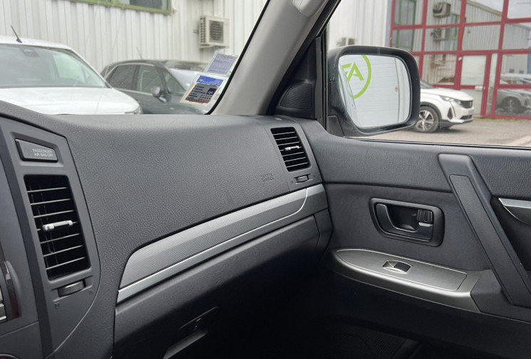 Mitsubishi Pajero 4 SPORT BLACK Short Wagon 200 cv 3.2 DI-D 4WD * Garantie 12 Mois * Très faible Km