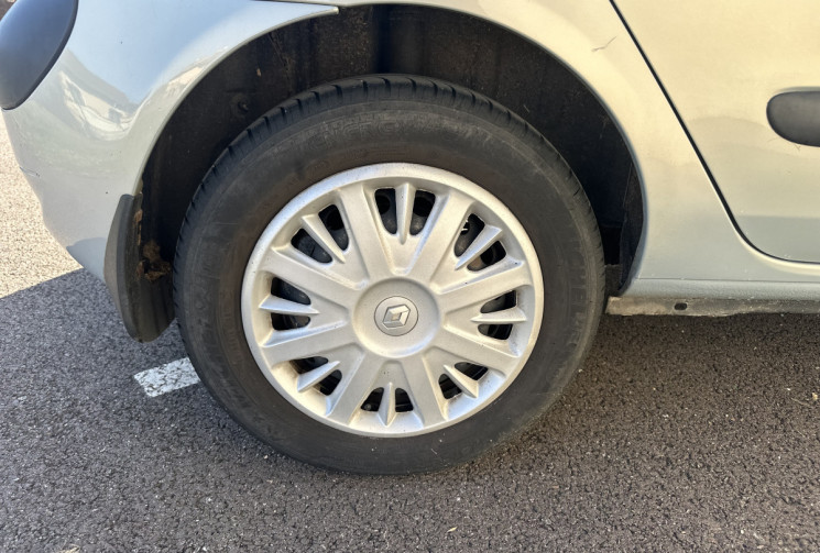 Renault Clio II 5 Portes Phase 2 1.2 i 16V 75 cv