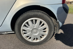 Renault Clio II 5 Portes Phase 2 1.2 i 16V 75 cv