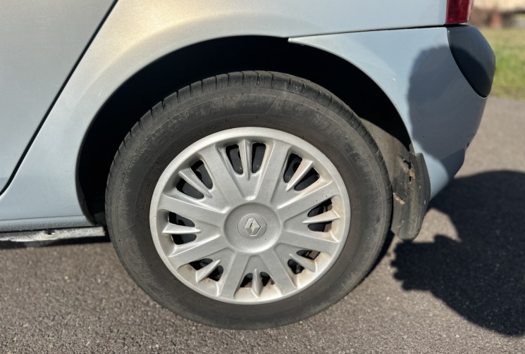 Renault Clio II 5 Portes Phase 2 1.2 i 16V 75 cv